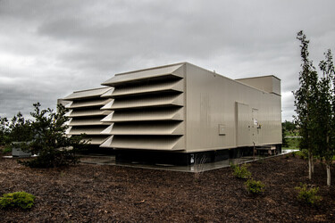 Deux larges réservoirs sous-base structurels pour un système d'alimentation de secours pour un hospital